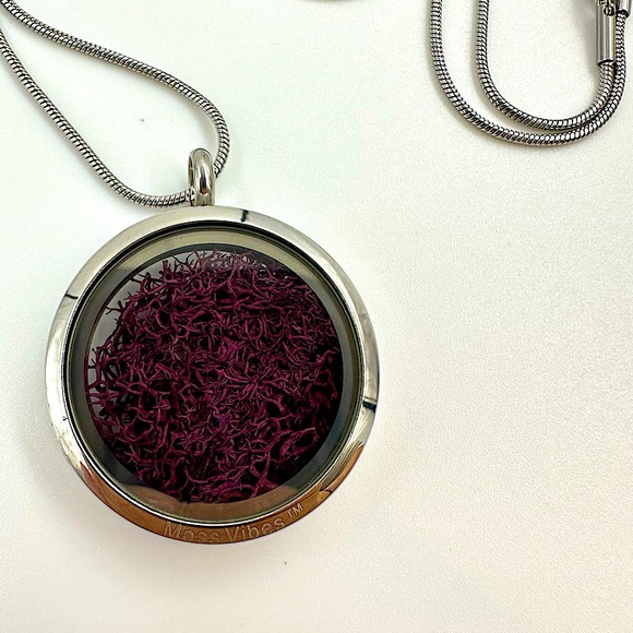 Eternal Moss Locket Pendant Necklace- Wine - Picture 4 of 6